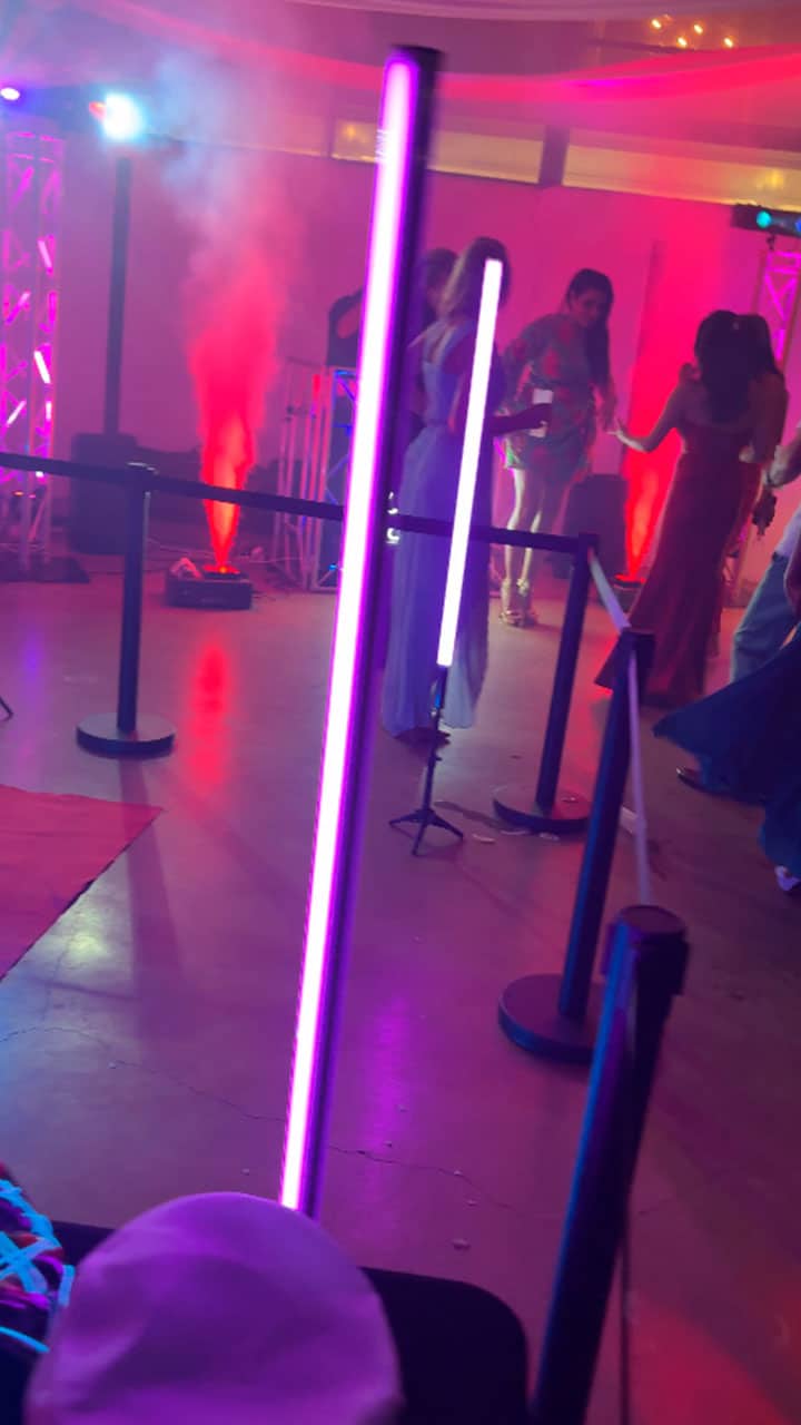 Iluminación festiva con sticks de luz, postes separadores y máquina de humo vertical para el Videomatón 360 de Dimensión Divertida. Ambiente de fiesta para bodas y eventos en Barcelona.