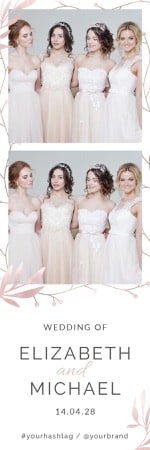 Tira de fotomatón premium vertical con 2 fotos cuadradas y fondo blanco, enmarcada con ramitas y hojas rosáceas. Diseño de Dimensión Divertida para bodas en Barcelona.