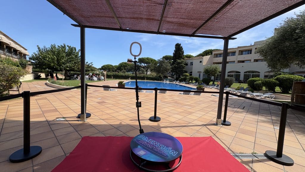 Videomatón 360 en boda con piscina del Hotel Golf Costa Brava en Girona