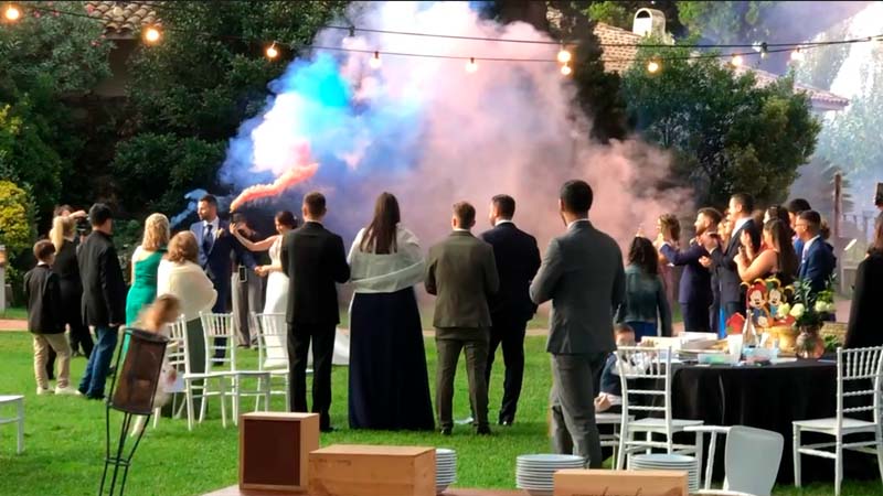 Entrada de los novios al aperitivo con bengalas de humo durante una boda en Barcelona